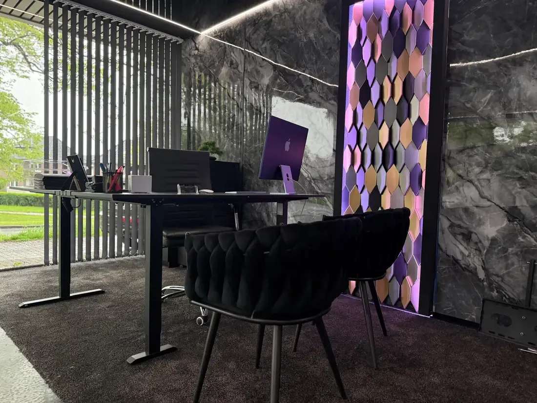 Beratungsplatz im Büro von PR Carpoint mit Schreibtisch und zwei Sesseln