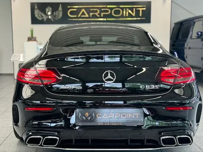 Mercedes-AMG C 63 S Coupé vor dem Carpoint-Schriftzug in der Halle