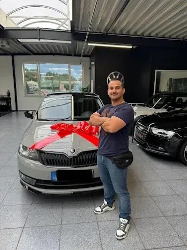 Übergabe eines Škoda mit roter Schleife bei PR Carpoint
